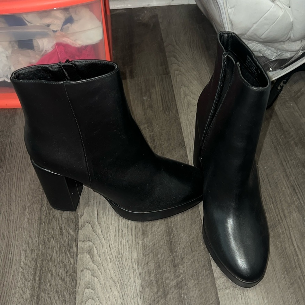 Madden Girl size 10 black heeled boots